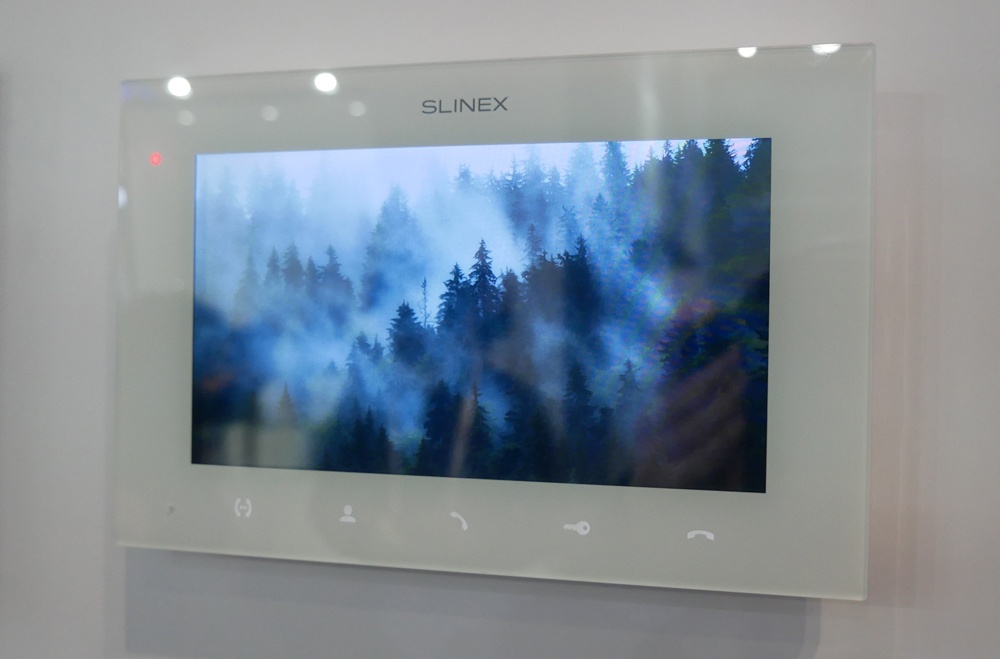 Видеодомофон Slinex SQ-07MTHD в современном минималистичном интерьере